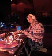 DJ TARO<br>23：30～24：15に出演