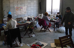 西尾美也は、2014年2月から六本木のとあるビルにアトリエを構えて制作を続けた。集まった古着は2800枚余り。熱心なボランティアスタッフが集まり、西尾と共にひたすら作品制作の日々を重ねた。